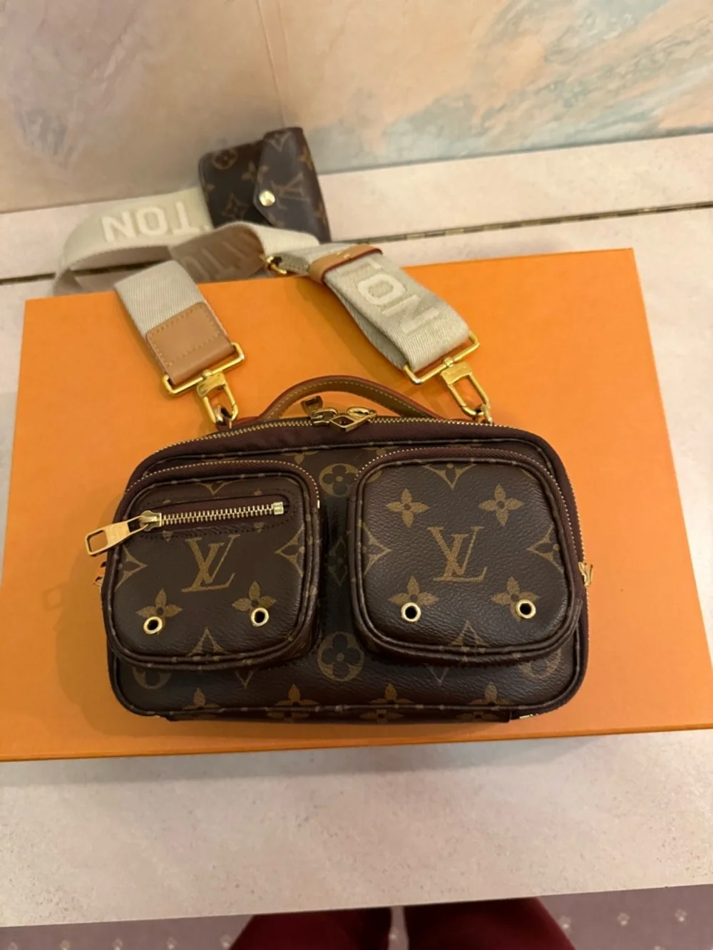 Louis Vuitton Utility Bag - Picture 4 of 11